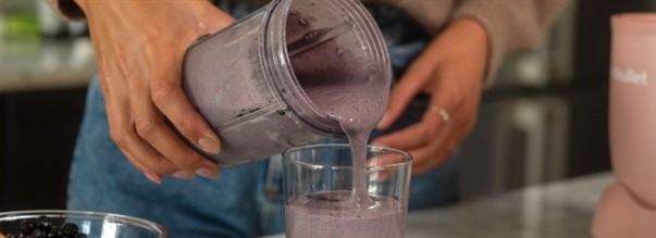 Mustikkasmoothie luuliemell ja spirulinalla