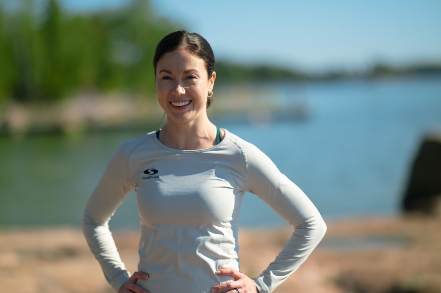 Laura Lepist meren rannalla