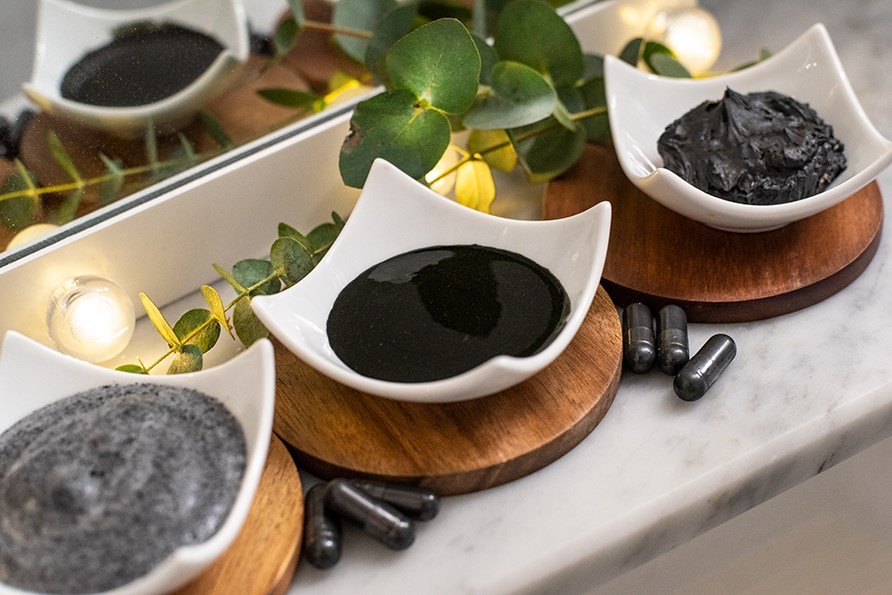 Kolme kulhoa mustia kasvonaamioita, joissa on aktiivihiilt�