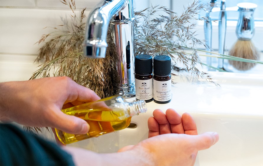 Basilikaljy, jojobaa ja piparminttua.