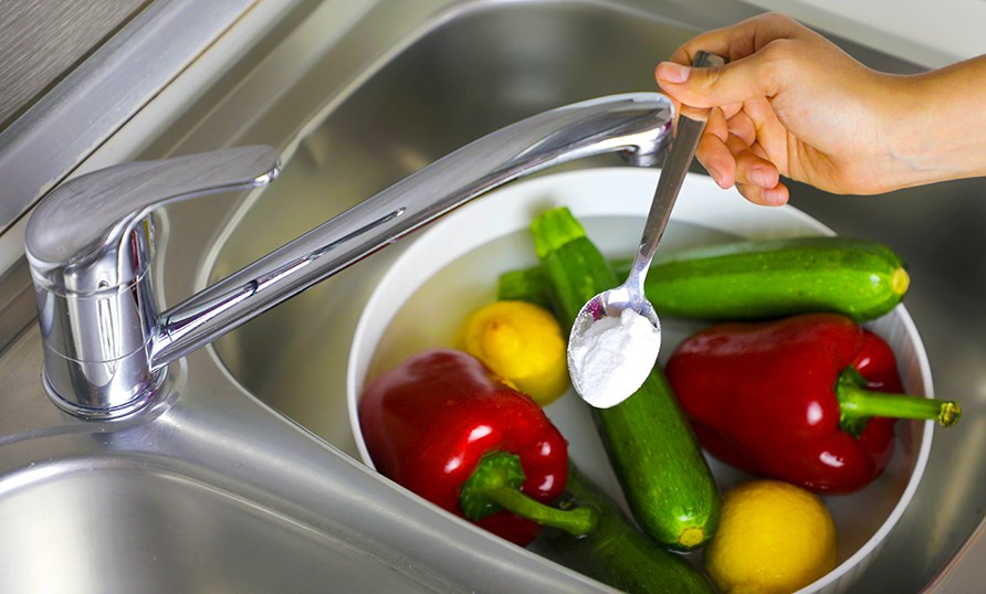 Kulho vihanneksia ja ksi, joka pit teelusikkaa ruokasoodaa. 