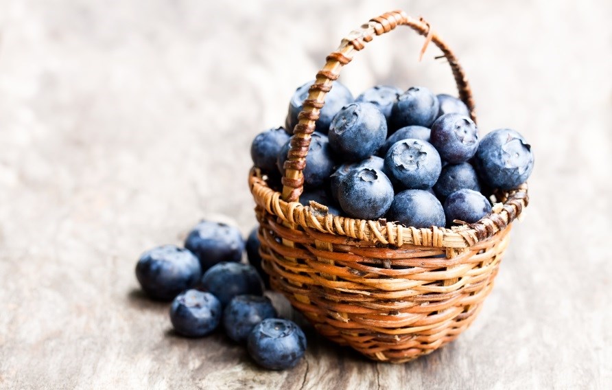 Mustikoita pieness korissa.