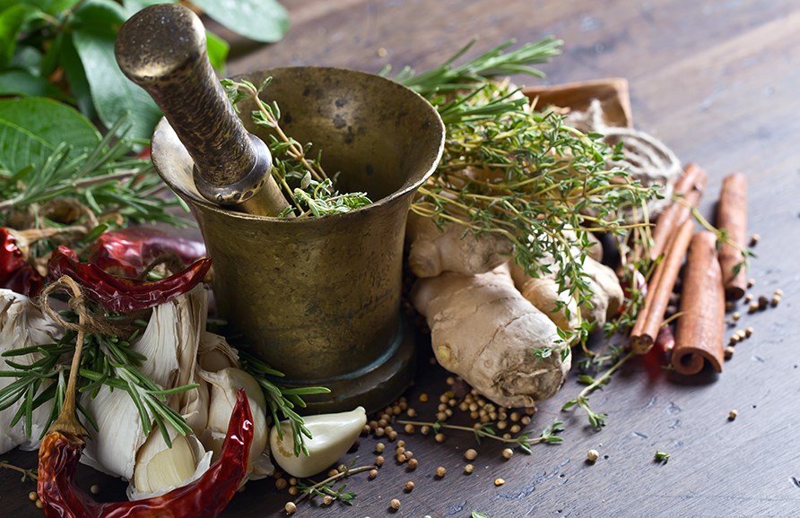 Sekoitettuja mausteita morttelissa.