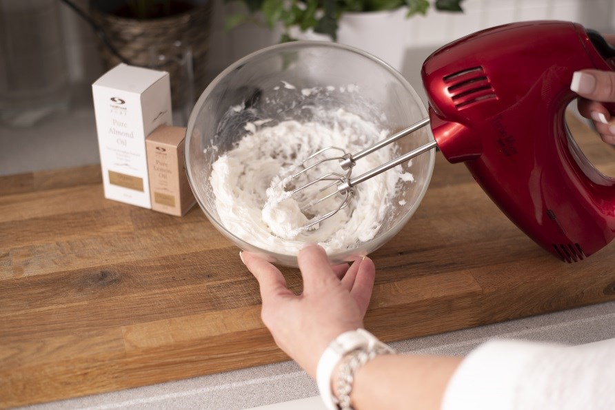 Body butteria vatkataan shkvatkaimella kulhossa.