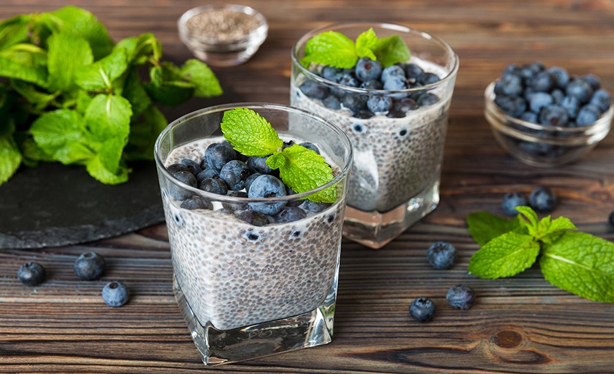 Vaniljanmakuinen chiapudding, joka on pllystetty mustikoilla. Valmistetaan mieluiten lpinkyvn lasipurkkiin- tai astiaan.