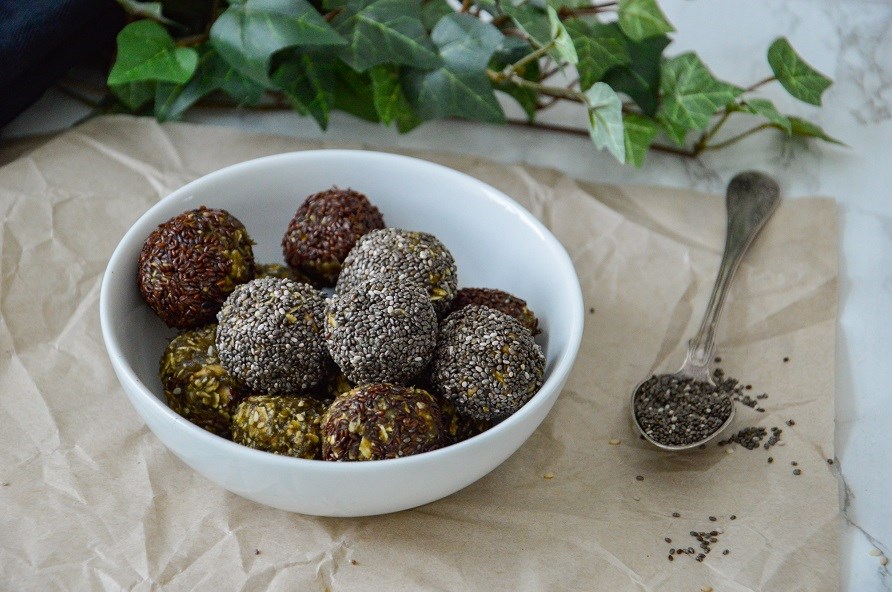 Kulhollinen vihreit detox-palloja.