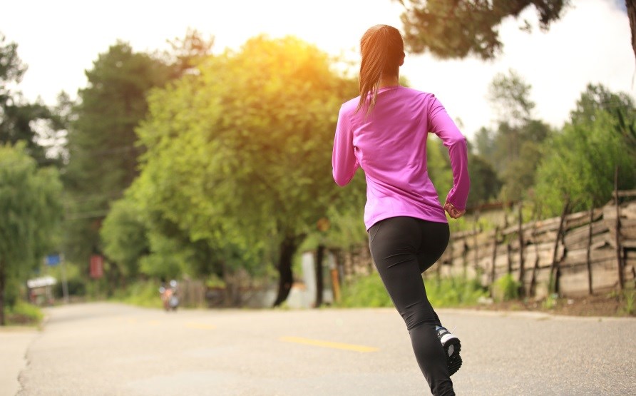 Nainen juoksee ulkona. Nainen juoksee ulkona.
