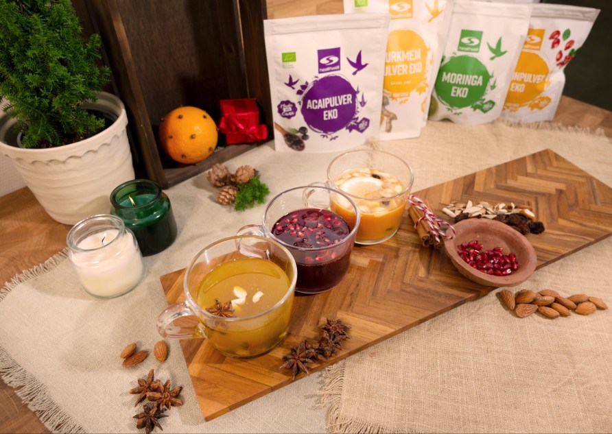 Kolme lasia gl�gi� Healthwellin tuotteiden edess�.