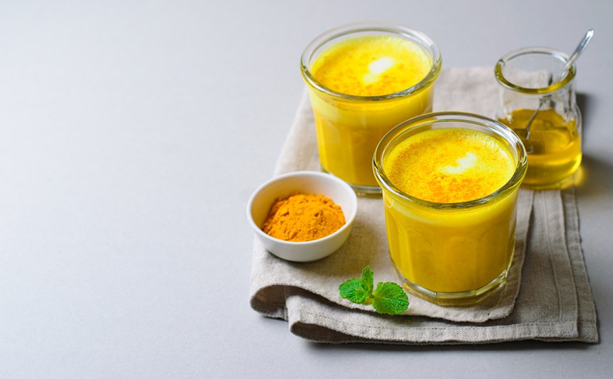 Kultamura kaadettu kahteen lasiin.