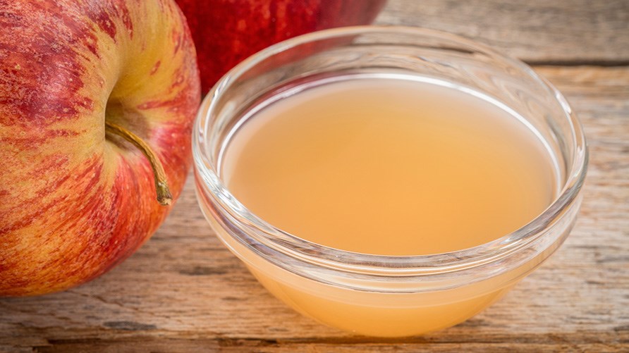 Omenaviinietikka pienessä lasikulhossa. Omenaviinietikka pienessä lasikulhossa.