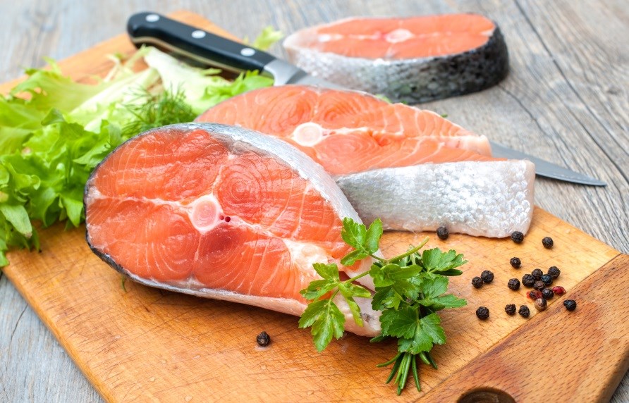 Lohipaloja leikkuulaudalla.