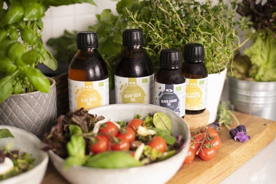 Healthwell Pellavansiemenöljy, hamppusiemenöljy, mustakuminanöljy ja iltahelokkiöljy voidaan käyttää salaatin päällä. Healthwell Pellavansiemenöljyä, hamppusiemenöljyä, mustakuminanöljyä ja iltahelokkiöljyä voidaan käyttää salaatin päällä.