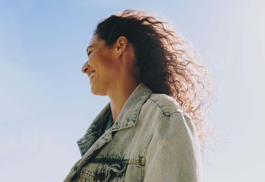 Naurava nainen farkkutakissa. Naurava nainen farkkutakissa.