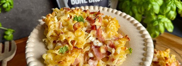 Pastavuoka raejuustolla, juustolla ja kinkulla