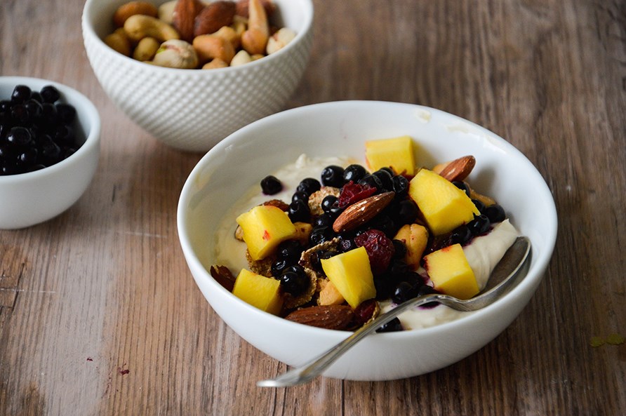 Kulhollinen jogurttia, phkinit ja marjoja. You do you! - Aloita pivsi hyvin.