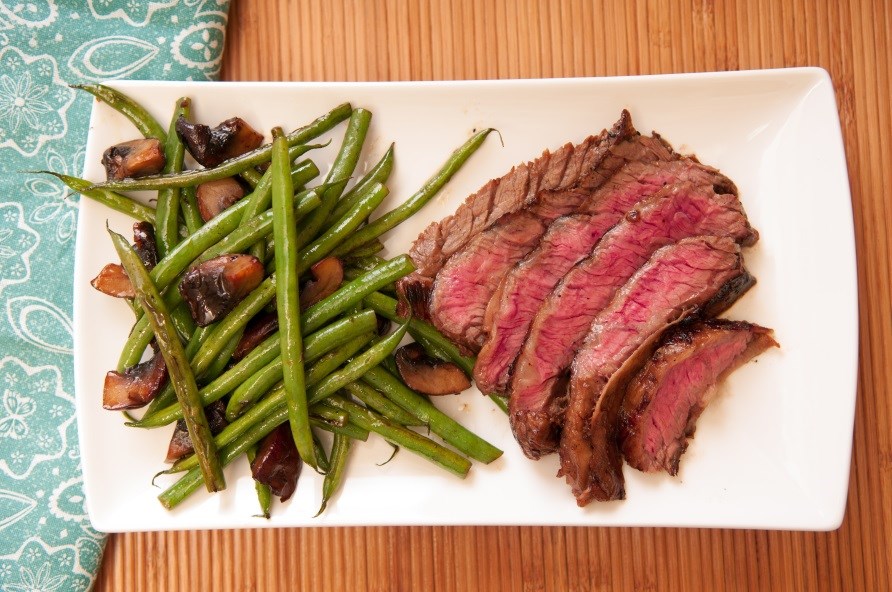 Lihaa ja vihreit papuja lautasella LCHF-pivlliseksi.