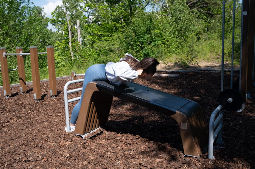 Kvinna utfr vningen rygglyft.