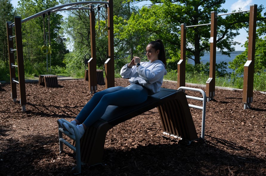 Kvinna utfr vningen sit-ups.