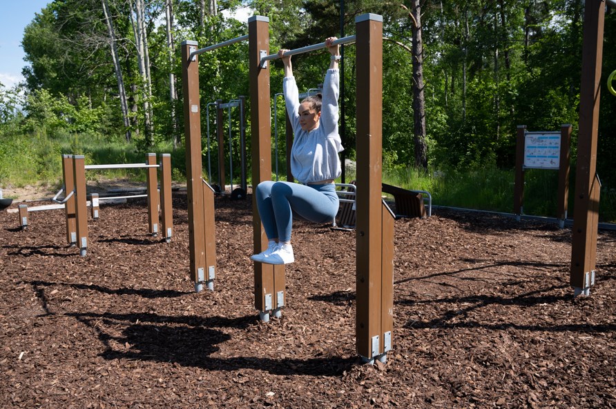 Kvinna utfr vningen hngande benlyft