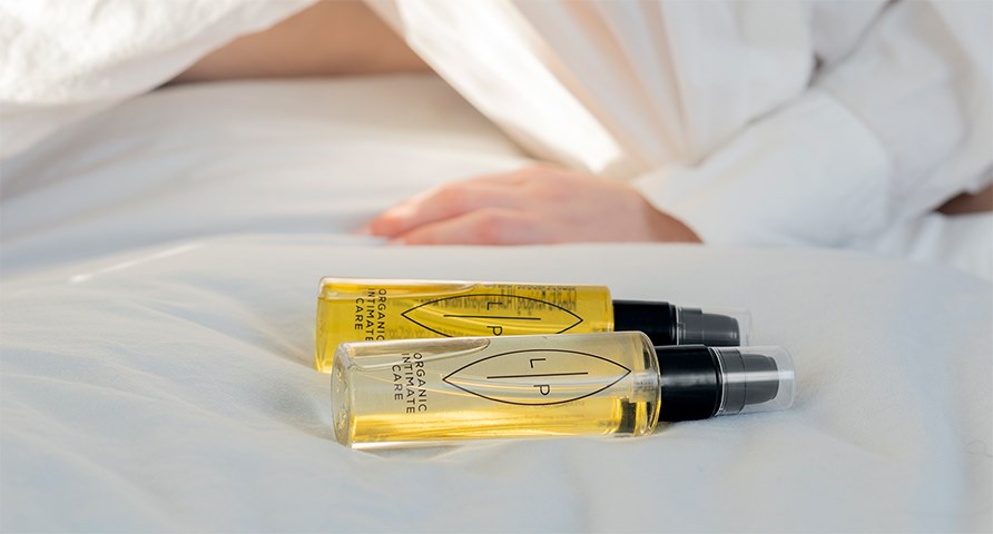 Kaksi intiimi�ljy� Lip Intimate Care -tuotemerkilt� patjalla