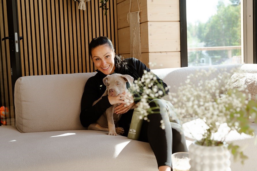 Maria Huntington ja suloinen Lola-koira