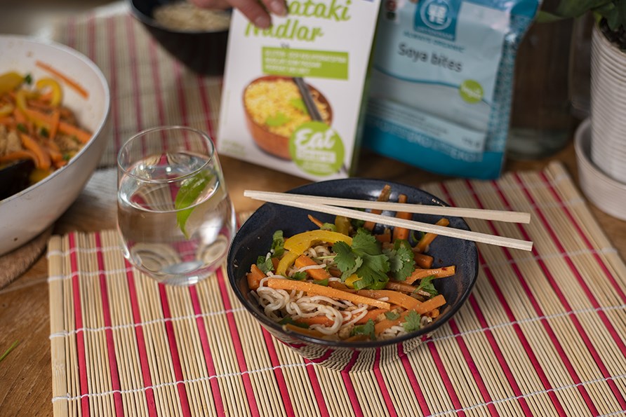 Vegaaninen wokki kulhossa sy�m�puikkojen kanssa.