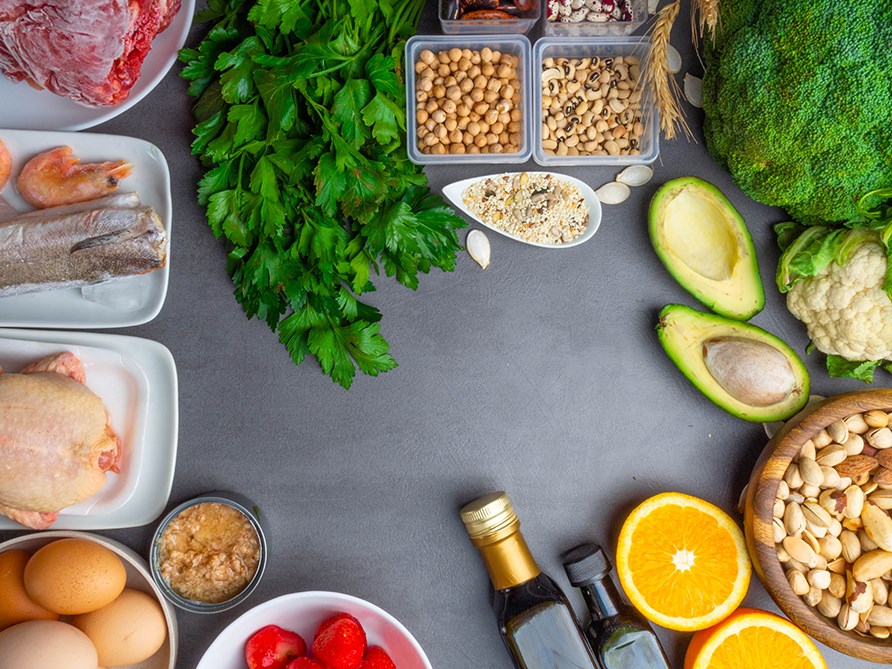 Kuva erilaisista antioksidanteista, kuten ljyist, avokadosta ja phkinist.