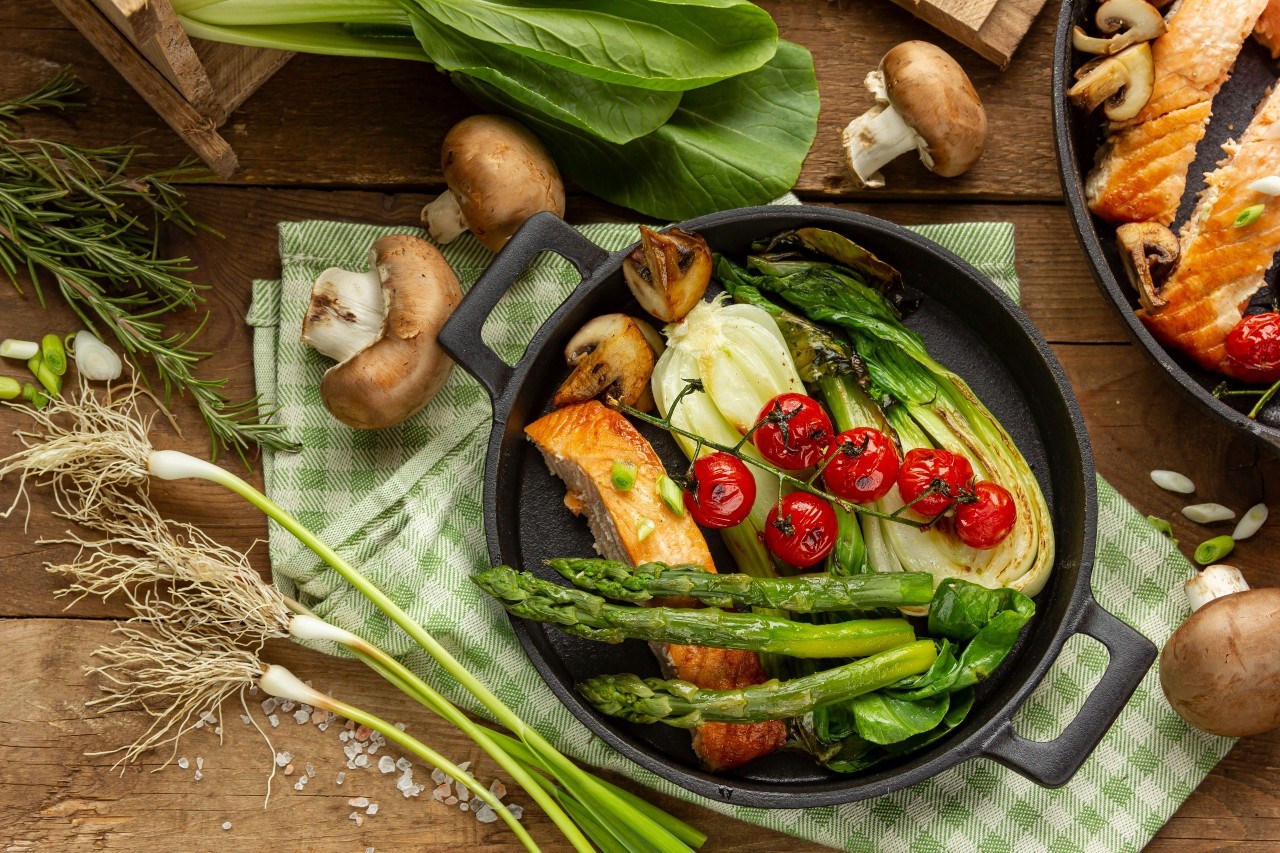 Lautanen, jossa on lohta, kerkaalia ja parsaa. 