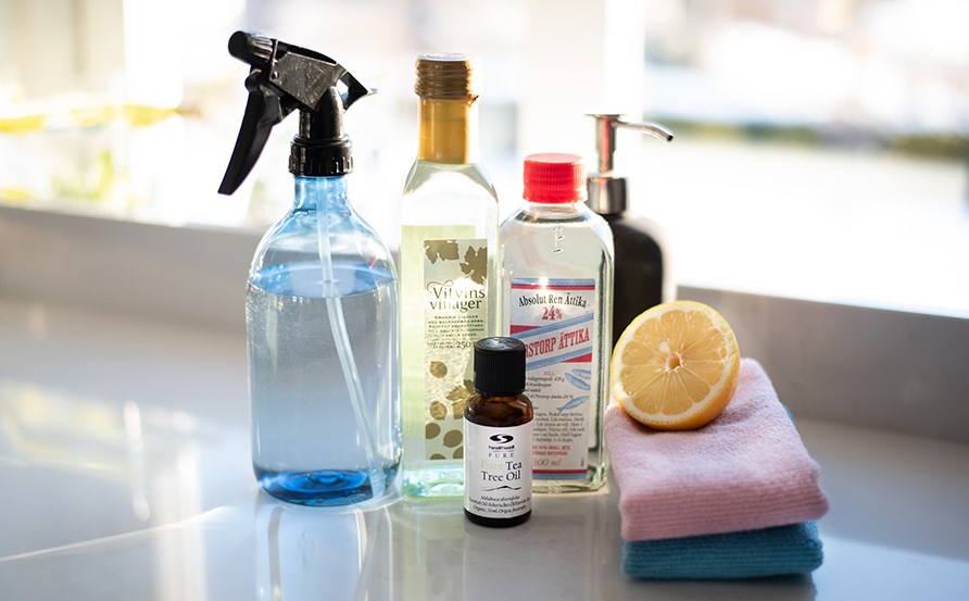 Kotitekoiset siivoustuotteet.