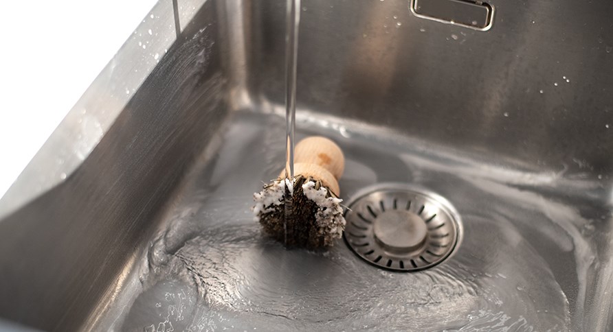 Kyt soodaa tiskialtaan puhdistamiseen.