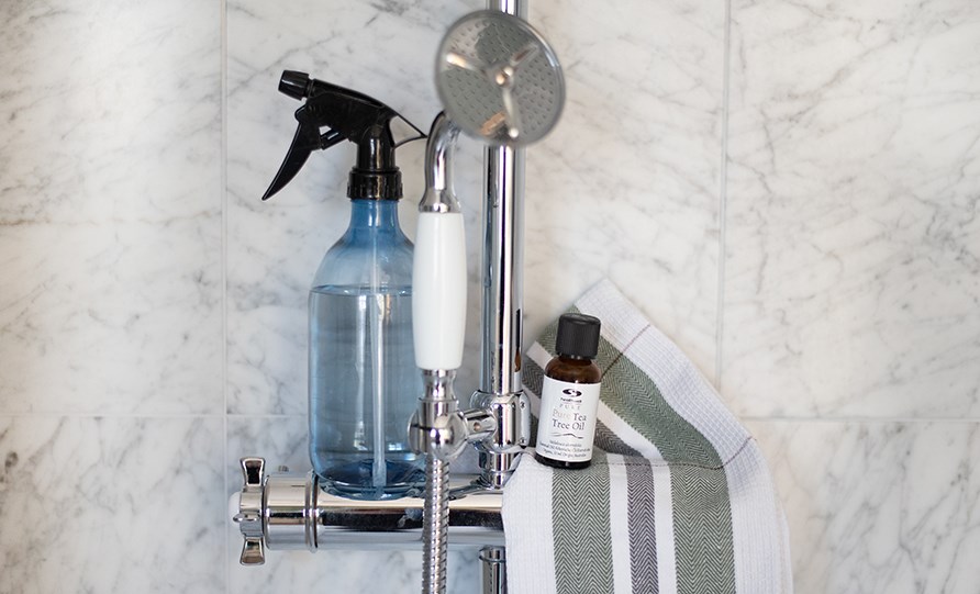 Kotitekoinen puhdistussuihke.