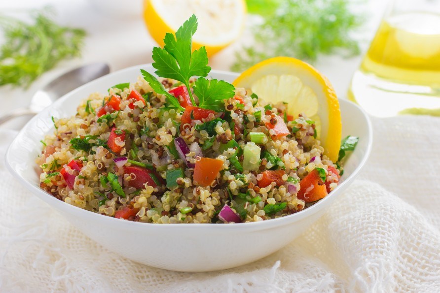 Tabbouleh kvinoan kanssa.
