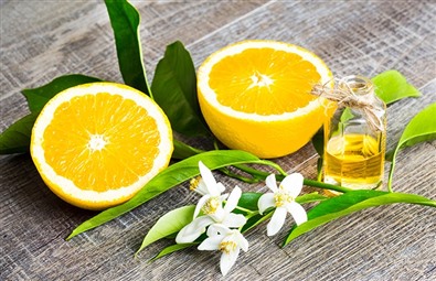 Kuva jaetusta sitruunasta ja pullollisesta eteerist sitruunaljy.