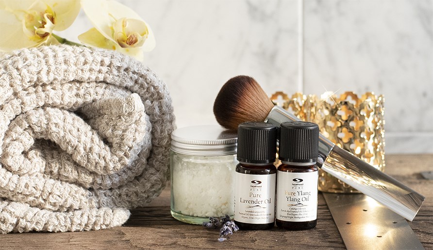 Purkillinen kuivashampoota PURE Laventeliöljy EKO:n ja PURE Ylang Ylang EKO:n vieressä Purkillinen kuivashampoota PURE Laventeliöljy EKO:n ja PURE Ylang Ylang EKO:n vieressä